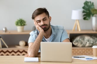 従業員のストレスの原因と生産性との関係を解説