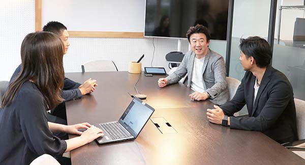 打ち合わせを行っている株式会社アンデザインのメンバーの皆様