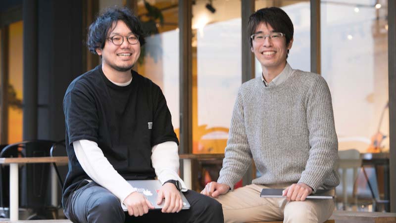写真5：LIGのチームワーク強化を牽引する Web事業部の山下 和彦マネージャー（右）と小松 智樹ディレクター