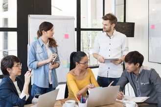 キックオフミーティングのアジェンダからプロジェクトが始まる！アジェンダの作り方からキックオフミーティングの進め方までを解説