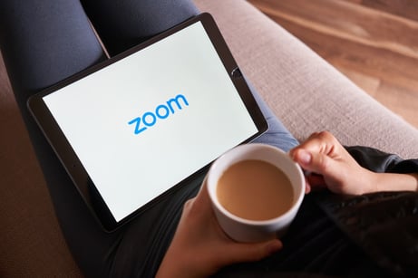 ZoomとMicrosoft Teamsの違いとは?それぞれのメリットをわかりやすく解説