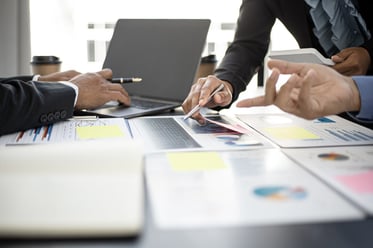 ホラクラシー経営とは？内容やメリット・デメリットを解説